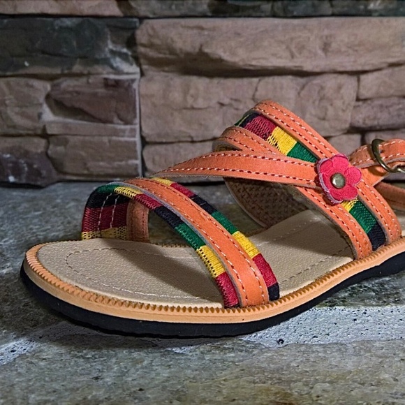 Nicaragua Artisan Little Girls' Ankle Strap Leather Sandals - Picture 4 of 4